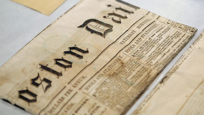Dua lusin koin, guntingan koran dan medali perak bergambar George Washington ditemukan di dalam kapsul waktu era 1795 yang dibuka kembali di Boston.