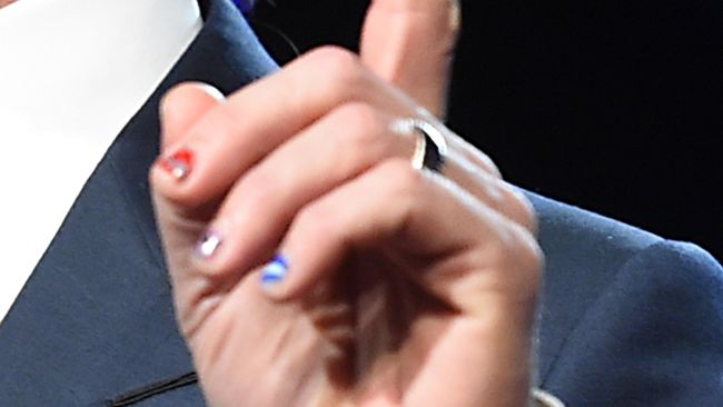 Dalam acara Palm Spring International Film Festival, si tampan Brad Pitt tampil unik. Kuku tangannya terlihat cantik dengan hiasan nail art warna-warni.