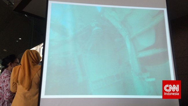 Pengangkatan ekor pesawat AirAsia QZ8501 yang terbenam di dasar laut itu dipantau langsung oleh Panglima TNI Jenderal Moeldoko dari atas KRI Banda Aceh.