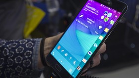 Samsung Galaxy S Tak Akan Lagi Pakai Layar Datar