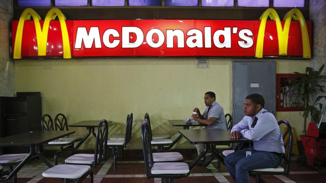 Pelayan restoran dengan hepatitis A dapat mengontaminasi makanan, minuman, perlengkapan makan dan minuman.