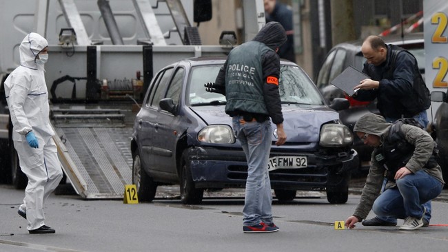 Sehari setelah serangan penembakan Charlie Hebdo, baku tembak pecah di Paris selatan, mengakibatkan seorang polisi wanita tewas.
