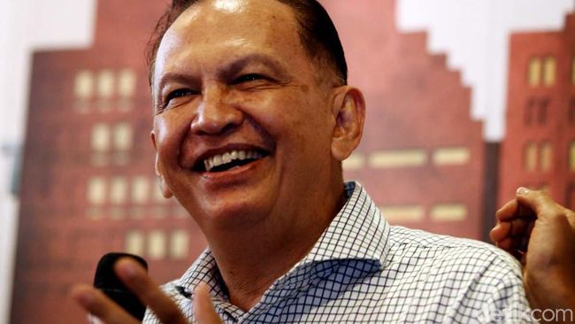 “Ya, tahun 2014 kemarin tepat 40 tahun saya berkarier di dunia akting,” kata Roy Marten. Uniknya, aktor tampan ini "langganan" peran pria kaya.