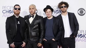 Pete Wentz Ingin Rihanna Nyanyi di Album Baru Fall Out Boy