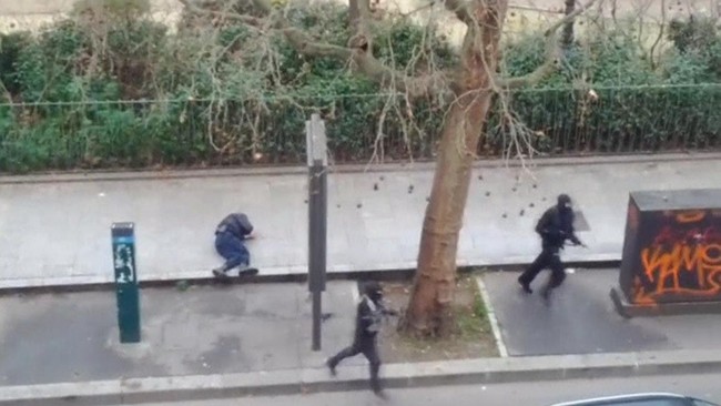 Sebanyak tiga orang pelaku menyerbu kantor majalah Charlie Hebdo di Perancis dan menembak mati 12 orang, serta melukai 10 orang lainnya.