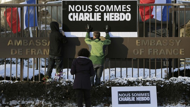 Obama kutuk serangan di Charlie Hebdo yang tewaskan 12 orang dan menawarkan bantuan kepada Perancis untuk memburu para pelaku.