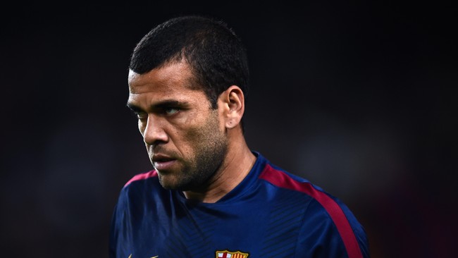 Dani Alves mengeluarkan kemarahannya atas berita-berita spekulasi yang mengatakan bahwa ia telah menandatangani kontrak dengan klub lain.