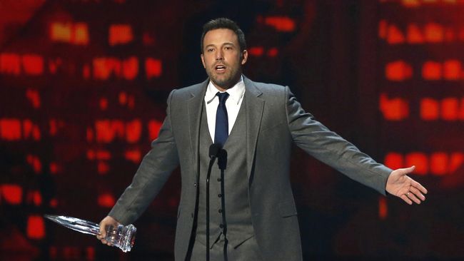 "Dan ketika dia memakai topengnya, Anda akan tahu dia punya dagu yang pas untuk itu," sutradara Zack Snyder memuji.