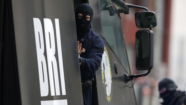 Perdana Menteri Perancis mengkhawatirkan serangan bersenjata masih akan terjadi selama dua pelaku penembakan di Charlie Hebdo belum tertangkap.