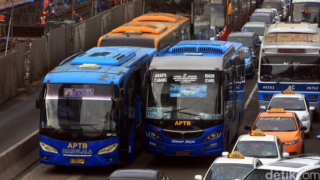 Semua operator bus APTB telah setuju untuk bergabung di bawah manajemen PT Transportasi Jakarta. Tiket elektronik terintegrasi akan diluncurkan.