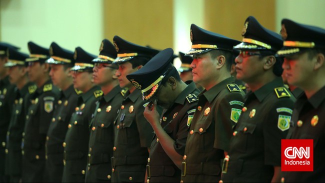 Seratusan jaksa dilantik menjadi satuan tugas khusus Penanganan dan Penyelesaian Perkara Tindak Pidana Korupsi. Empat kepala daerah kemungkinan targetnya.