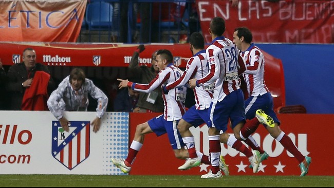 Atletico Madrid terus menempel pemuncak klasemen, klub rival sekota, Real Madrid, setelah menaklukkan Granada, Minggu (18/1) malam WIB.