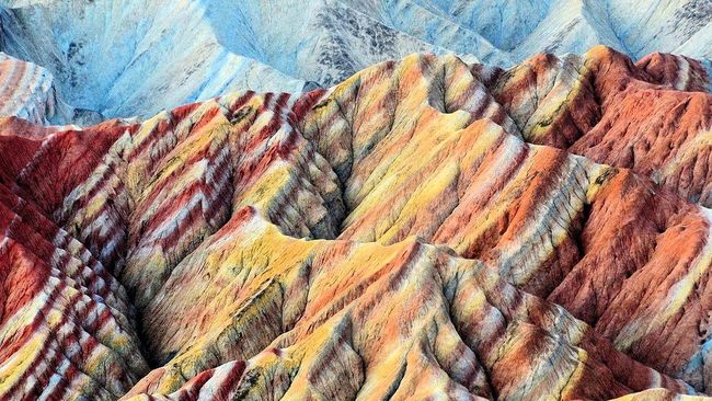 Pemandangan warna-warni selalu menarik perhatian, termasuk juga lanskap-lanskap alam yang terhampar cantik di muka bumi.