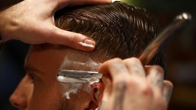 Mengadopsi bisnis Amerika, tukang cukur rambut kini pindah dari bawah pohon ke mal. 