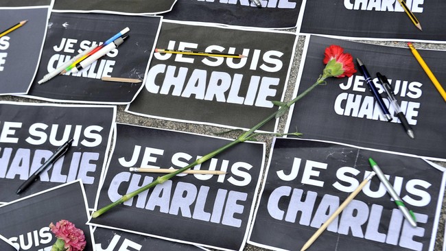 Dua kartunis Charlie Hebdo menolak anggapan yang membandingkan tragedi di kantor mereka pada Januari lalu dengan penembakan di pameran seni nabio