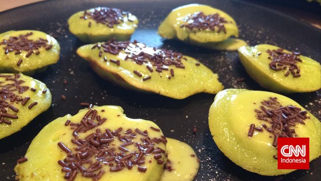 Kue cubit kini kembali populer. Kue kecil tradisional yang biasa dijajakan dipinggir jalan ini kembali diburu banyak orang. Apalagi kue cubit setengah matang.