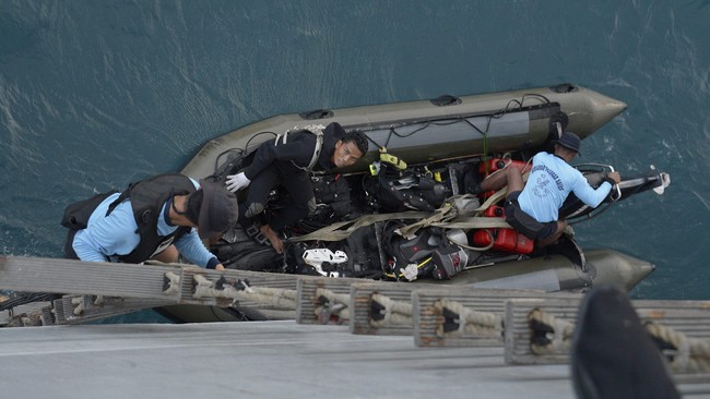 Sinyal kotak hitam QZ8501 tertangkap KN Jadayat. Kotak hitam berjarak 1 kilometer dari ekor pesawat. Tapi pencarian tak semudah membalik telapak tangan.