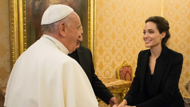 Angelina Jolie beroleh kesempatan emas. Selain memutar film garapannya, Unbroken, di Vatikan, ia juga bertemu Paus Fransiskus.