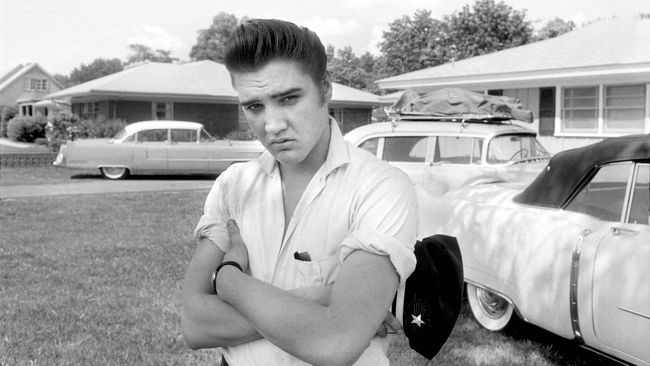 Penggemar yang percaya teori konspirasi bahwa Elvis Presley masih hidup, menganggap sang musisi masih hidup dan menghadiri acara ulang tahunnya.
