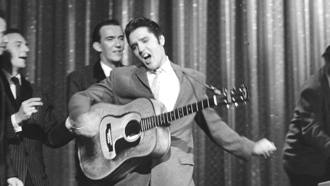 Meski sudah wafat hampir 40 tahun lalu, Elvis terbukti masih diperhitungkan. Baru-baru ini album kompilasinya, "If I can Dream", meraih Number 1.