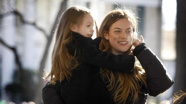 Riley Keough berperan sebagai Christine Reade, mahasiswa jurusan hukum yang menyambi sebagai pekerja seks kelas atas.
