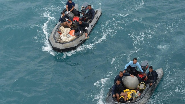 Selama ini Tim SAR menemukan korban di permukaan. Seluruh kapal termasuk kapal asing kini difokuskan mencari korban di bawah air.