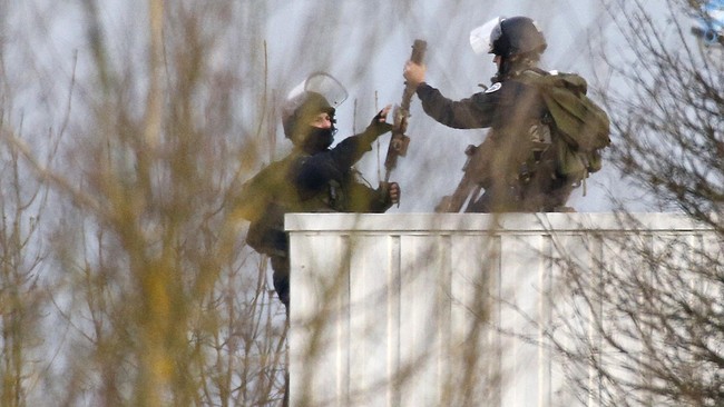 Aparat berwenang Perancis mengatakan ketiga tersangka teroris yang menewaskan 17 orang di Paris memasang jebakan berupa bahan peledak di tempat mereka tewas.
