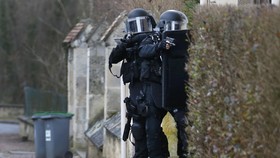 Penembak Charlie Hebdo Terkepung