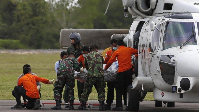 Dua jenazah korban AirAsia QZ8501 diangkat ke atas Kapal Mahakarya Geo Survey. Mereka ditemukan duduk bersebelahan, dan diangkat bersama kursi yang diduduki.