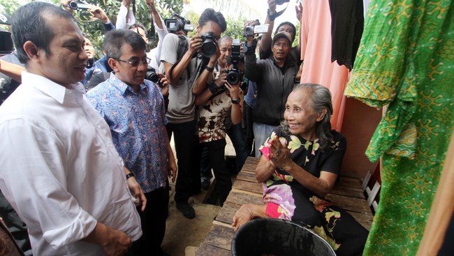 "Kalau ada warga yang berniat ya syukur. Kalau tidak, juga tidak masalah. Namanya juga sales, saya kan perlu menawarkan ke banyak orang," kata Marwan.
