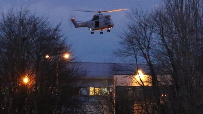 Tiga tersangka Islamis yang menembak di kantor Charlie Hebdo dan seorang polwan tewas dalam operasi penyerbuan polisi Perancis, sementara satu masih buron.