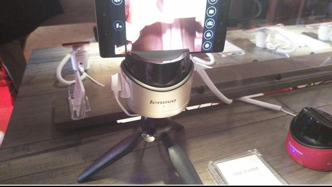 Lenovo semakin memanjakan para pencinta selfie. Selain merilis ponsel untuk kebutuhan tersebut, Lenovo juga menciptakan sebuah robot untuk aktivitas selfie.