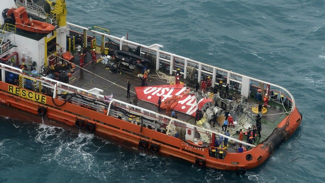 Tim membutuhkan waktu sekitar tiga jam untuk mengangkat ekor pesawat yang berhasil dibawa ke permukaan Selat Karimata pada pukul 11.05 WIB itu.
