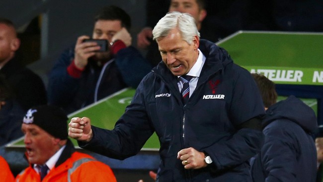 Mantan bos Alan Pardew jadi orang pertama yang ucapkan selamat atas kemenangan Crystal Palace.