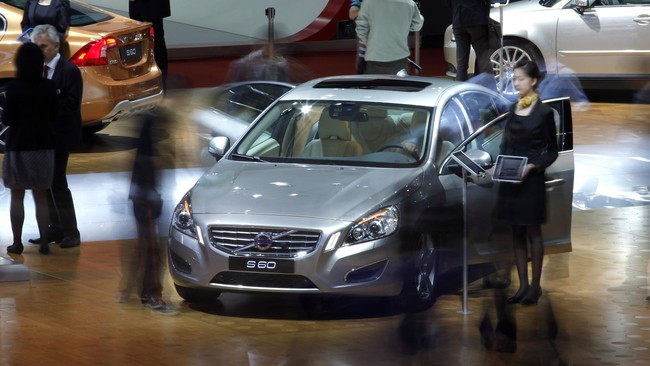 Produsen besar seperti Porsche dan BMW hanya mengembangkan sistem yang tersambung dengan ponsel, namun Volvo membenamkannya dalam mobil.