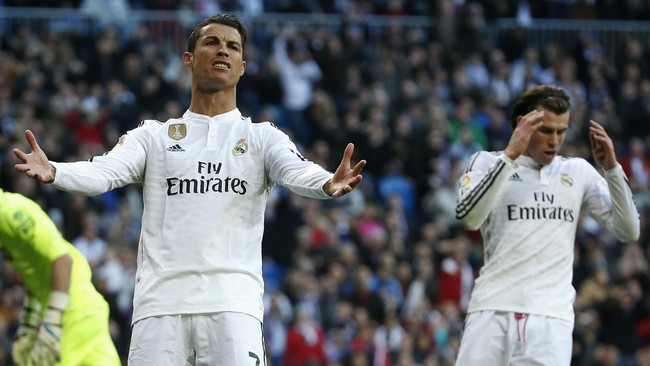 Mantan pelatih Real Madrid, John Toshack, menyarankan Rafael Benitez untuk mengubah posisi Gareth Bale dengan Cristiano Ronaldo musim depan.
