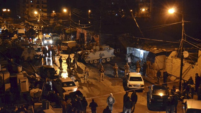 Dua serangan bom bunuh diri oleh Front Nusa Suriah di kota Tripoli, Libanon, menewaskan tujuh orang dan melukai puluhan lainnya.