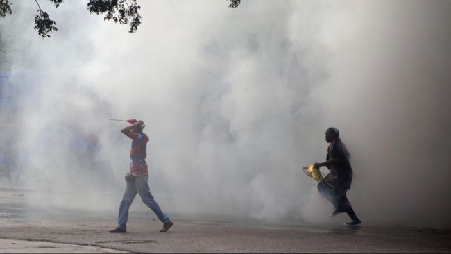 Gas air mata sering dipakai untuk mengatasi kericuhan massa. Apa yang harus dilakukan saat tak sengaja tak terkena gas air mata?
