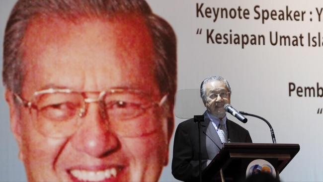 Tiga petugas kepolisian Malaysia menghentikan pidato tokoh senior Mahathir Mohamad dalam mimbar forum yang seharusnya dihadiri oleh PM Najib Razak.