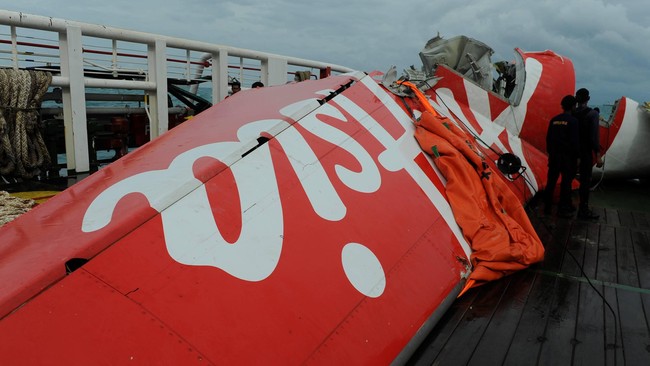 Dua kapal, KN Jadayat dan Java Imperial, menemukan dua sinyal ‘ping’ yang diidentifikasi berasal dari dua komponen kotak hitam AirAsia QZ8501.