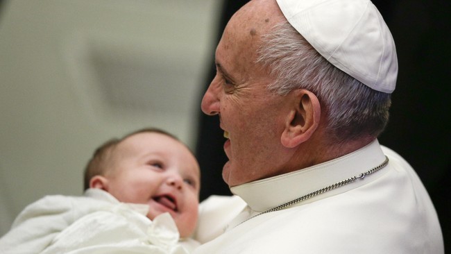 Paus Fransiskus meminta para ibu untuk tidak ragu menyusui bayi mereka jika menangis karena lapar ketika berada di Kapel Sistina, Vatikan.