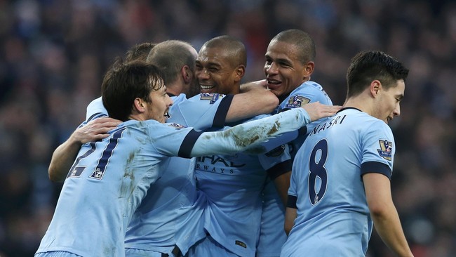 Mantan pemain Arsenal yang kini menjadi komentator dihujat setelah katakan Fernandinho mirip dengan Fernando.