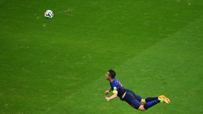 Penghargaan Puskas atau penghargaan gol terbaik pada 2014 akan diperebutkan tiga kandidat: Robin van Persie, James Rodriguez, dan Stephanie Roche.