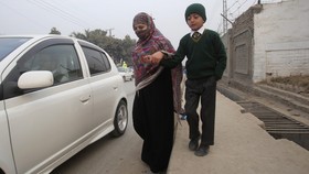 Dililit Perban, Siswa Selamat Kembali ke Sekolah di Peshawar