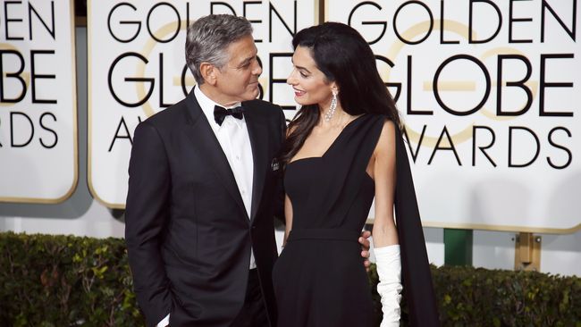 George Clooney dan Amal mengerti kalau semua penumpang tak tahan dengan tangisan anak kecil, oleh karena itu mereka membagikan headphone gratis.