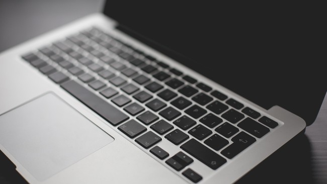 Tips merawat touchpad laptop yang utama adalah menjaga kebersihan tangan, serta rutin membersihkan dengan baik.