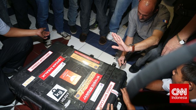 Anggota tim investigasi kecelakaan AirAsia, Santoso Sayogo, mengatakan data akan diunduh setelah tim pastikan kondisi rekaman data masih baik.