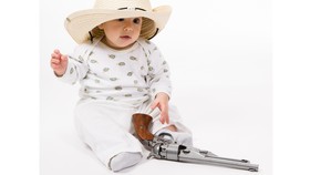 Bayi Taruh Pistol di Mulut, Orangtua di AS Ditahan