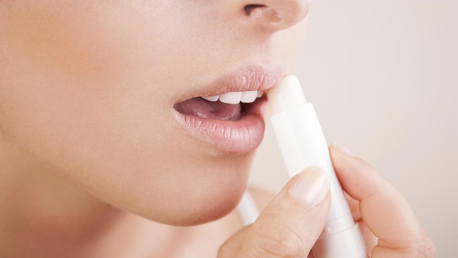 Ada beberapa kondisi yang membuat bagian tubuh kering, salah satu bagian yang paling mudah adalah bibir.