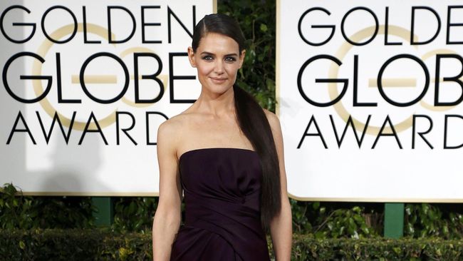 Aktris Katie Holmes memberi isyarat bahwa ia dan para bintang serial remaja lawas 'Dawson's Creek' bakal menggelar reuni dalam waktu dekat.